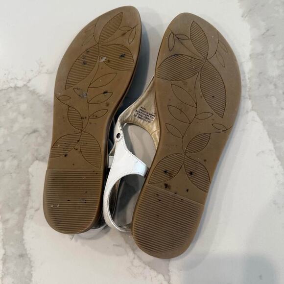 Cliffs By White Mountain Cushioned Slingback Thong Sandal Women’s Size 8M White - Picture 9 of 9